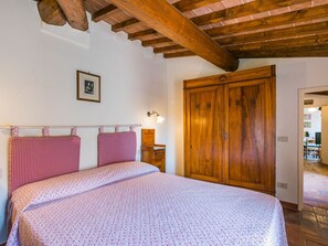 2 chambres, fer et planche à repasser, lit de bébé portatif
