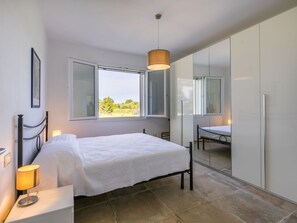 3 chambres, fer et planche à repasser, lit de bébé portatif