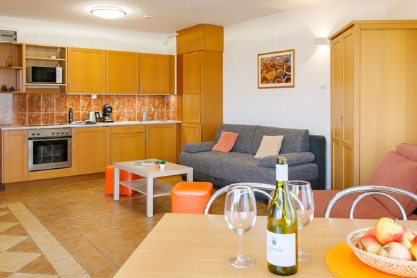 Tabelle, Möbel, Eigentum, Couch, Flasche, Orange, Geschirr, Holz, Bilderrahmen, Interior Design