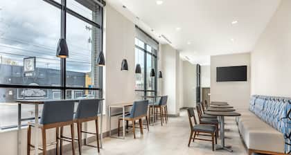 Holiday Inn Express & Suites Nashville West End - Univ Area by IHG