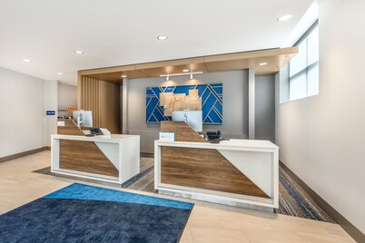 Holiday Inn Express and Suites Nashville West End Univ Area by IHG