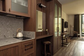 Premium bedding, down comforters, laptop workspace, blackout drapes - Batimont Suites & Apartments (Bilbao)