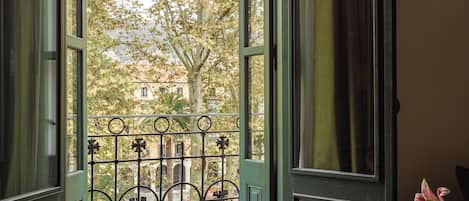 デラックス スタジオ バルコニー ガーデンビュー | 高級寝具、羽毛の掛け布団、ノートパソコン用作業スペース、遮光カーテン