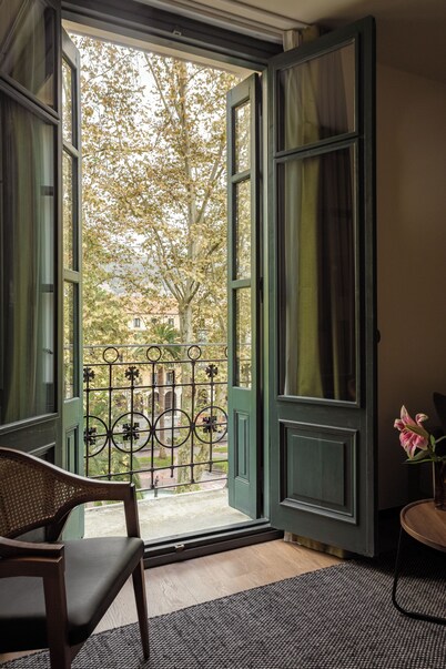 Batimont Suites & Apartments