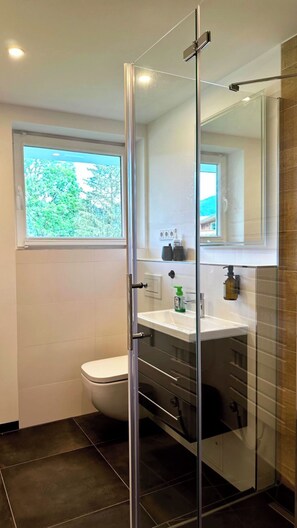 Dusche, Haartrockner, Handtücher, Seife