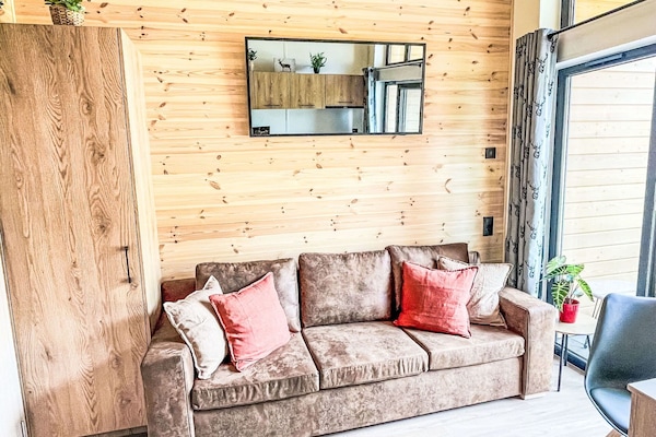 Propriété, Cadre, Bleu, Bleu Azur, Bois, Design Intérieur, Éclairage, Chaise, Sol, Sol