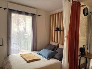 1 Schlafzimmer, Zimmersafe, Schreibtisch, Bügeleisen/Bügelbrett