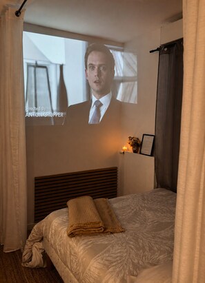 1 Schlafzimmer, Zimmersafe, Schreibtisch, Bügeleisen/Bügelbrett