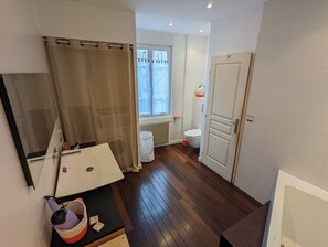 Hair dryer, towels, soap, shampoo - Quiet townhouse on the front shore, nearby restaurants & shops, 10m from the sea (Luc-sur-Mer)