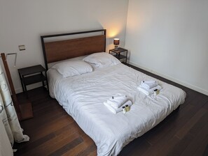 3 slaapkamers, een bureau, een strijkplank/strijkijzer, reisbedje