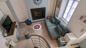 Een televisie, een open haard en boeken