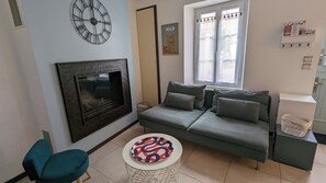 Televisio, takka, kirjoja