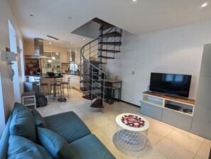 テレビ、暖炉、書庫