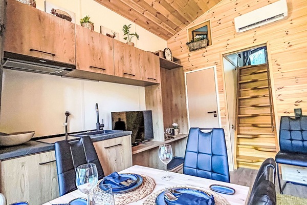 Eigentum, Möbel, Blau, Tabelle, Azurblau, Holz, Interior Design, Cabinetry, Küche, Fussboden