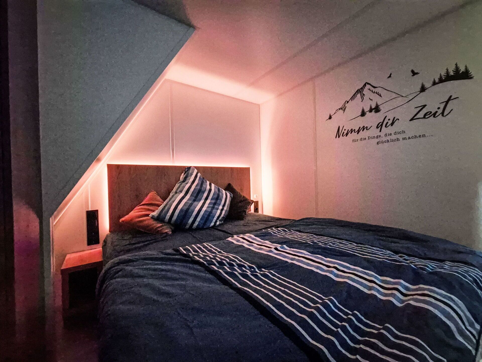 Schlafzimmer, Bettdecke, Bedding, Interior Design, Bett, Beleuchtung, Zimmer, Linens, Decke, Kissen