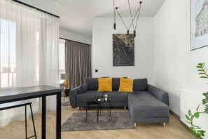 24-inch flat-screen TV with satellite channels, streaming services - Krysiewicza Family Studio by Renters (Poznan)