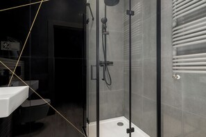 Studio, Balcony | Bathroom | Shower, towels - Krysiewicza Family Studio by Renters (Poznan)