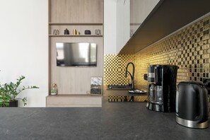 Studio, Balcony | Private kitchen | Full-size fridge, microwave, dishwasher, espresso maker - Krysiewicza Family Studio by Renters (Poznan)