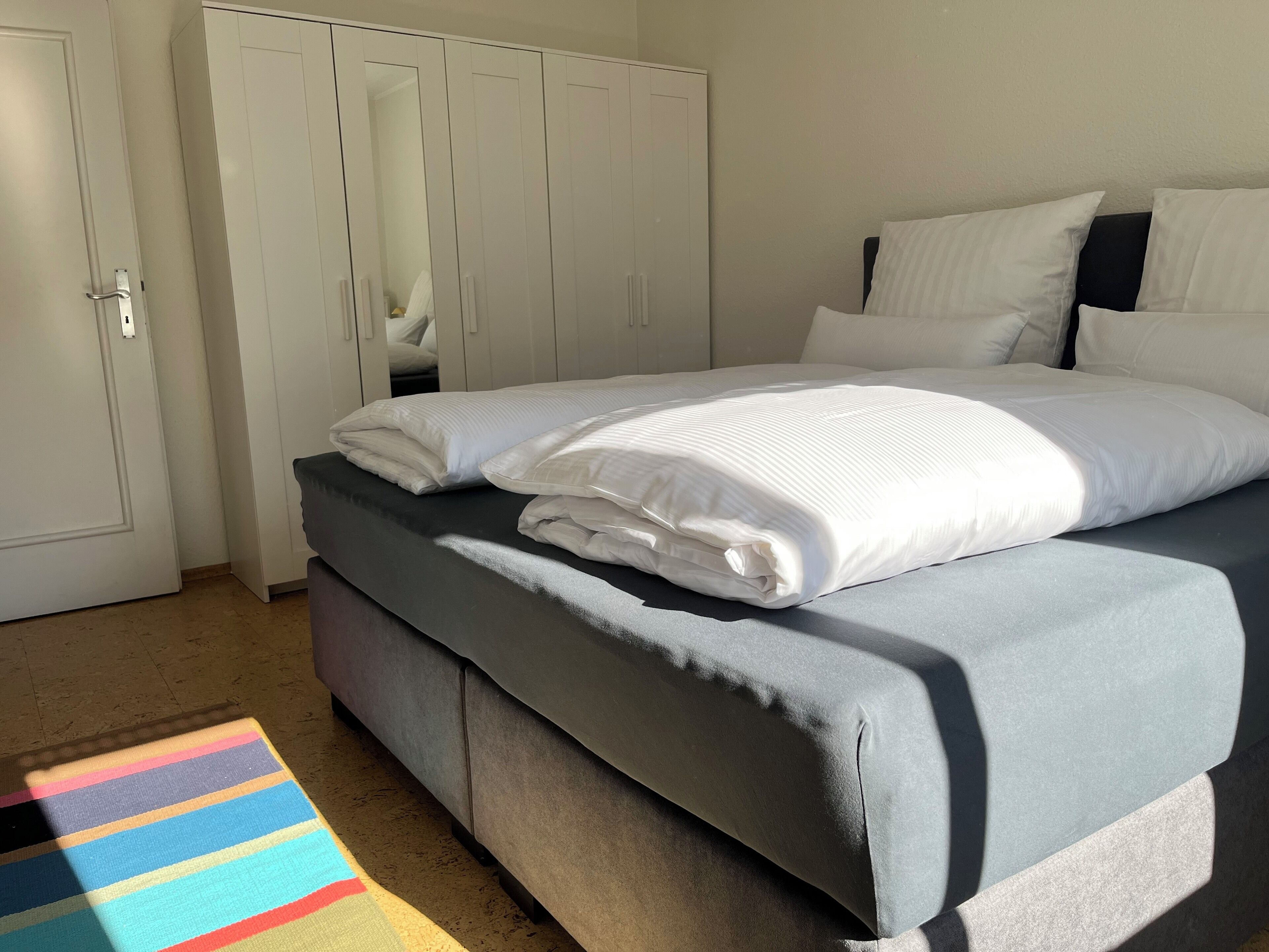 Ferienwohnung, 100m², 1-4 Pers.-Doppelbett im Schlafzimmer mit einem geräumigen Kleiderschrank