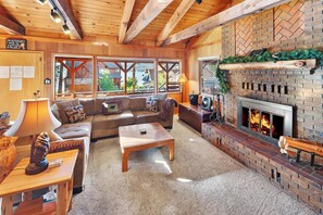 TV, fireplace - 4 Seasons Of Fun: Walking Distance to Village & Big Bear Marina! Lake Views! Hot Tub! Central A/C! (Big Bear Lake)