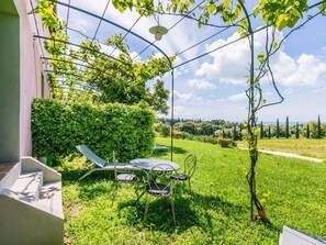 Outdoor dining - Beautiful apartment for 4 guests with pool, A/C, WIFI, TV, patio and pets allowed (Rosignano Marittimo)