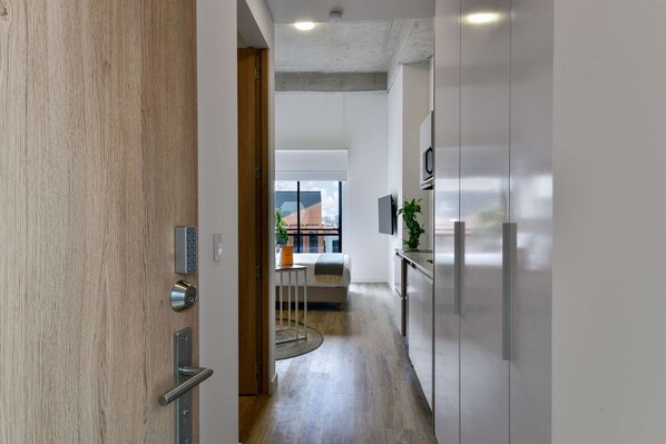 1 habitación, escritorio, tabla de planchar con plancha y wifi 