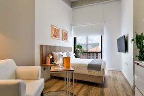 1 makuuhuone, työpöytä, silitysrauta/-lauta, Wi-Fi