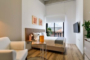 1 habitación, escritorio, tabla de planchar con plancha y wifi 