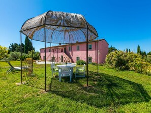 Outdoor dining - Lovely apartment for 4 people with pool, WIFI, A/C, TV, patio, pets allowed and panoramic view (Rosignano Marittimo)