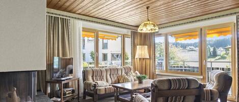 Een televisie en een open haard