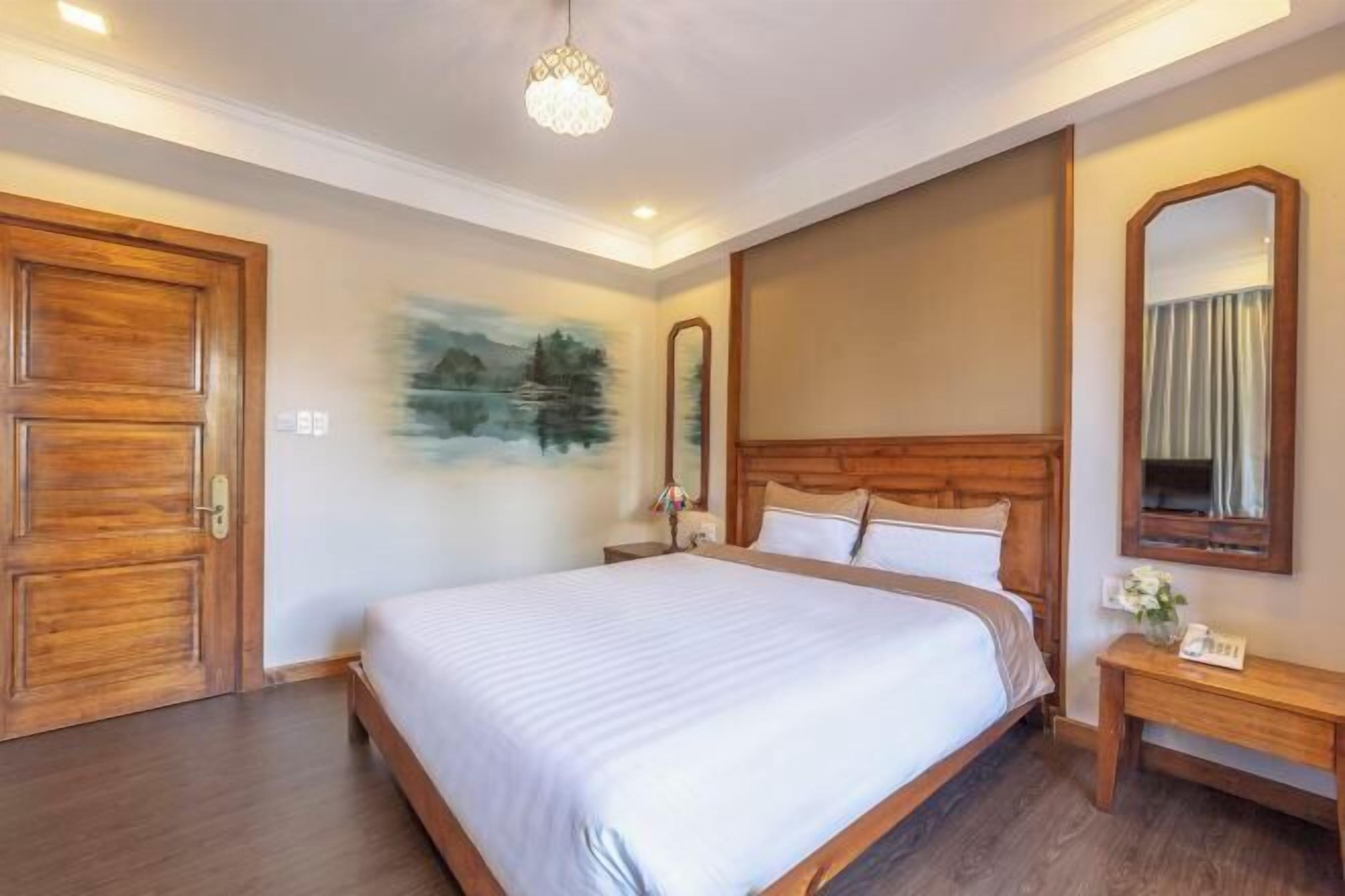 Minibar, desk, laptop workspace, blackout drapes