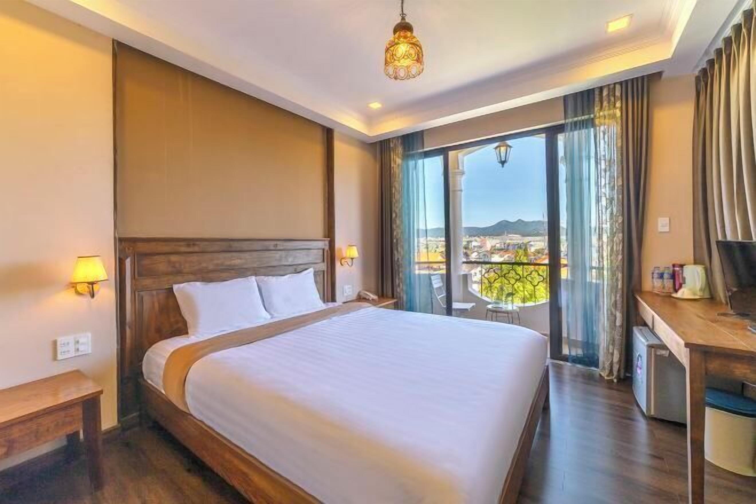 Minibar, Schreibtisch, laptopgeeigneter Arbeitsplatz