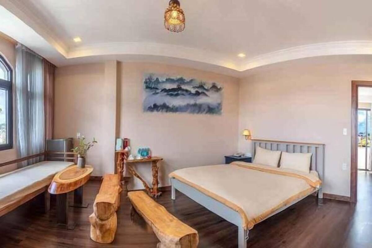 Minibar, meja kerja, ruang kerja ramah laptop, dan tirai kedap cahaya