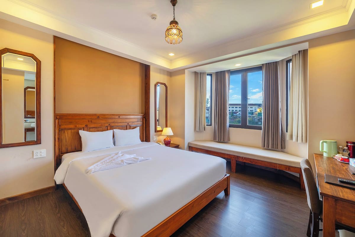 Deluxe Double Room, City View | Bar mini, meja, ruang kerja komputer riba, langsir/tirai gelap terus