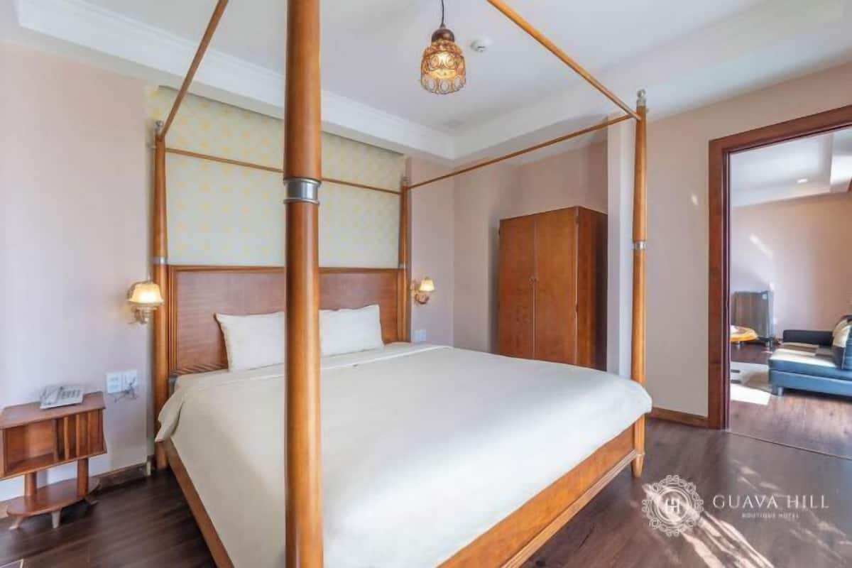 Minibar, meja kerja, ruang kerja ramah laptop, dan tirai kedap cahaya