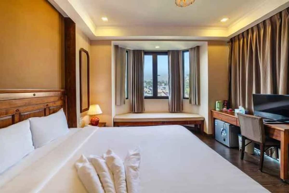 Minibar, meja kerja, ruang kerja ramah laptop, dan tirai kedap cahaya