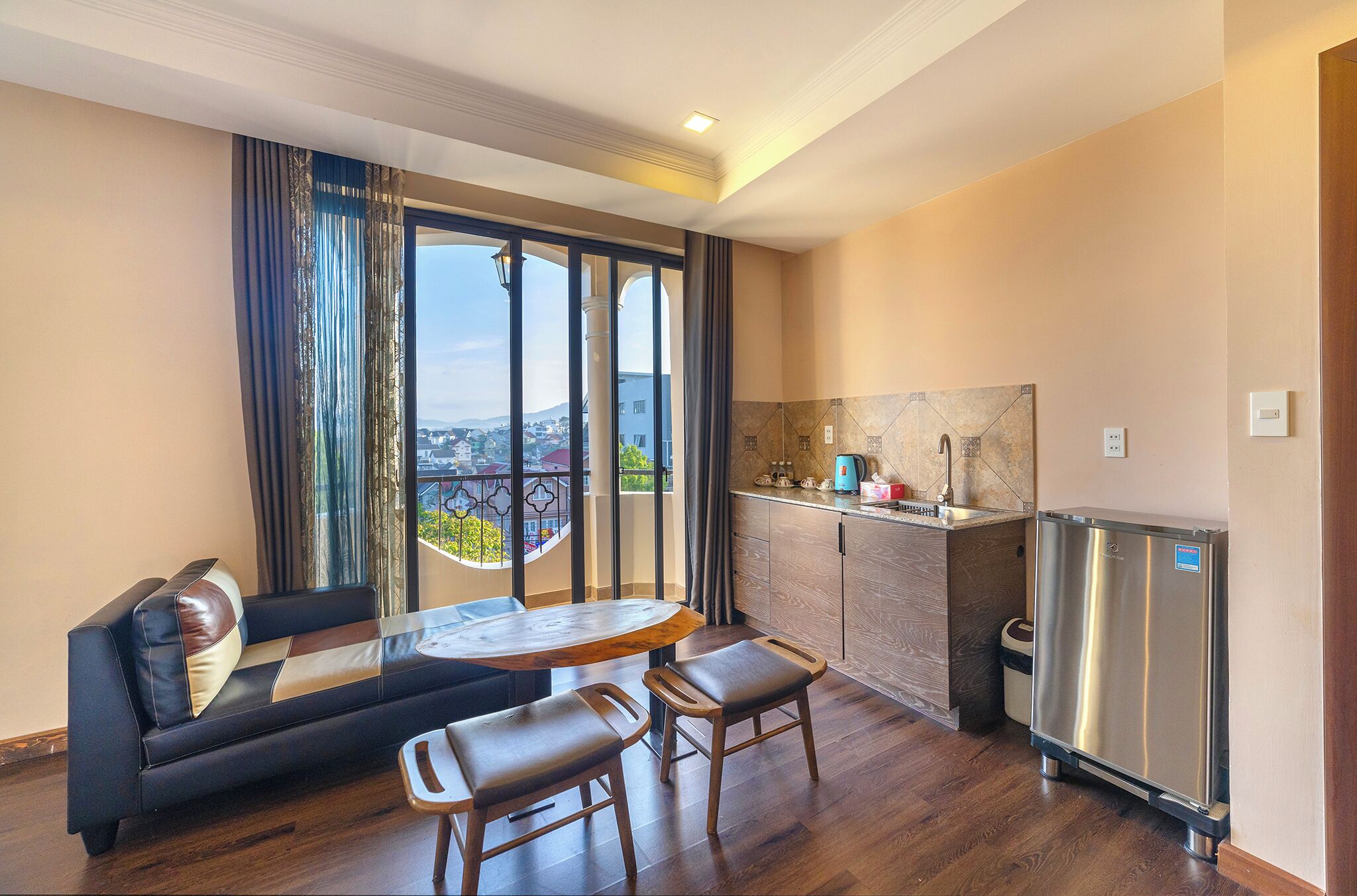 行政四人房 | 私人简易厨房 | 迷你冰箱、微波炉、烤箱、炉灶