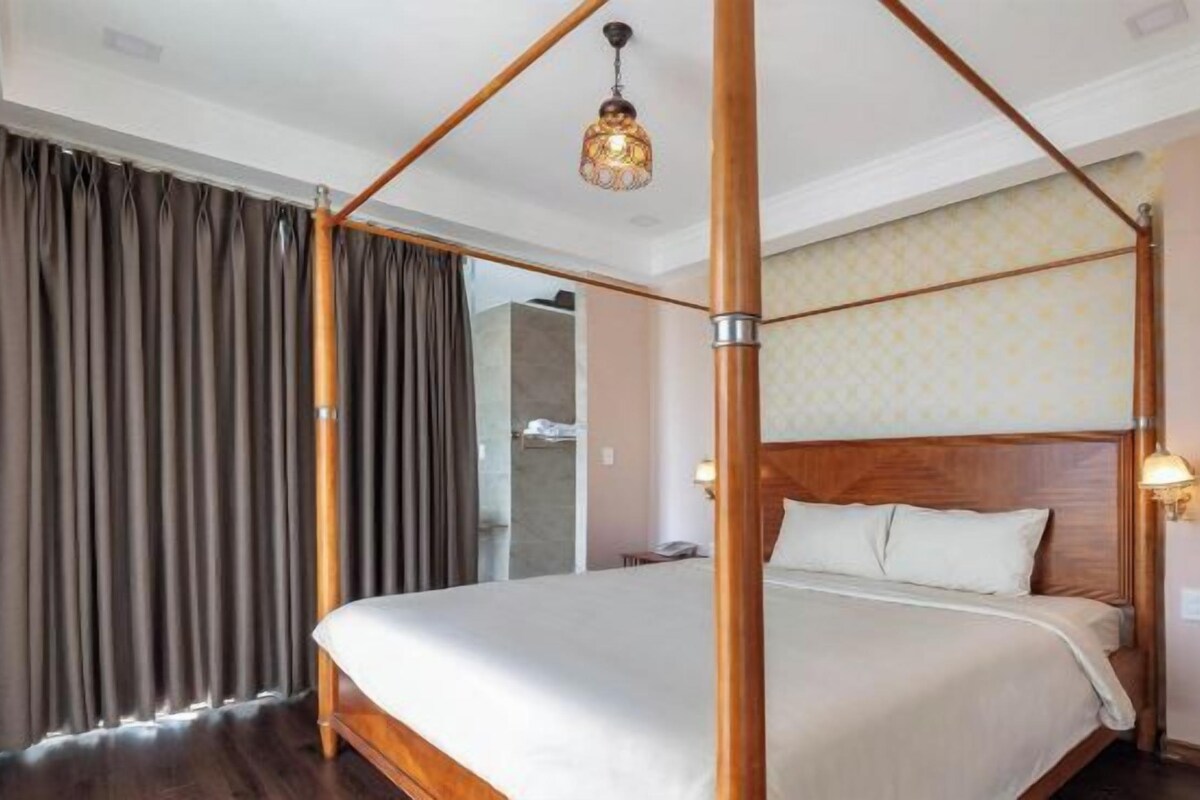 Minibar, desk, laptop workspace, blackout drapes