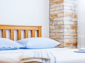 4 bedrooms, travel crib, free WiFi