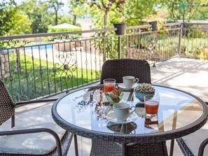 Outdoor dining - Private Villa with private pool, WIFI, A/C, hot tub, TV, terrace, pets allowed, panoramic view (Gornji Proložac)