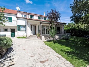 Exterior - Private Villa with private pool, WIFI, A/C, hot tub, TV, terrace, pets allowed, panoramic view (Gornji Proložac)