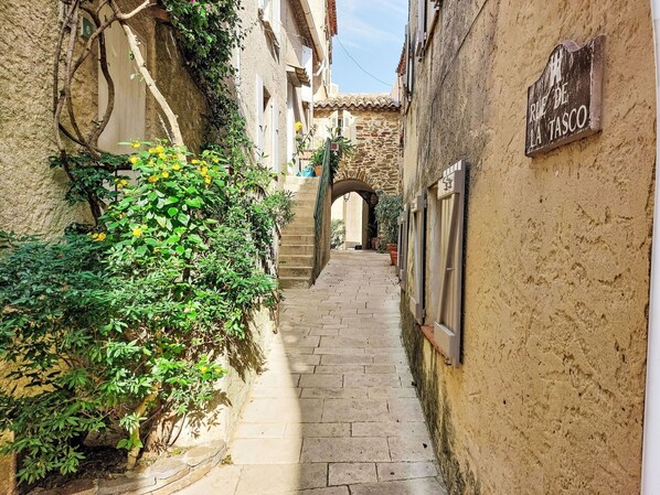 Property grounds - Beautiful apartment for 4 people with pool, A/C, WIFI, TV and balcony (La Bouillabaisse)