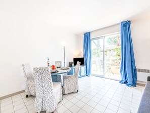 Dining - Lovely apartment for 4 guests with pool, WIFI, TV and balcony (La Bouillabaisse)