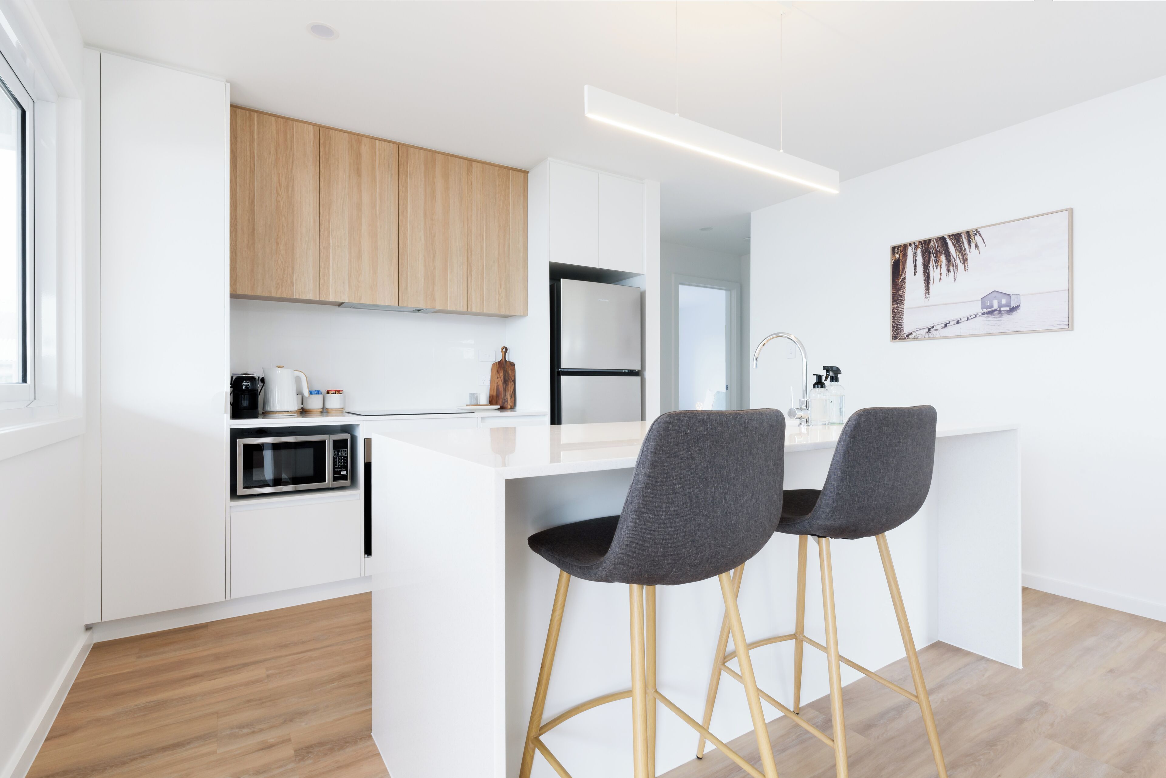 Jääkaappi, mikroaaltouuni, uuni, liesi