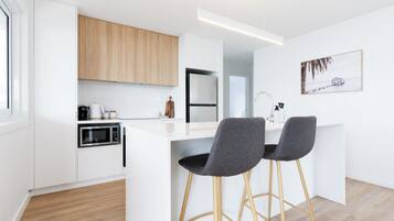 Jääkaappi, mikroaaltouuni, uuni, liesi