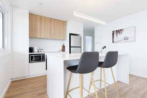 ثلاجة، ميكروويف، فرن، موقد طهي مسطح