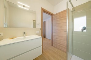Dusche, Haartrockner, Bidet, Handtücher