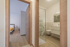 Shower, hair dryer, bidet, towels