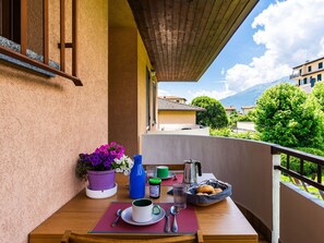 Outdoor dining - Lovely apartment for 5 people with WIFI, pool, A/C, TV and balcony (Domaso)