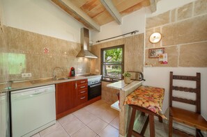 Fridge, microwave, dishwasher, cookware/dishes/utensils